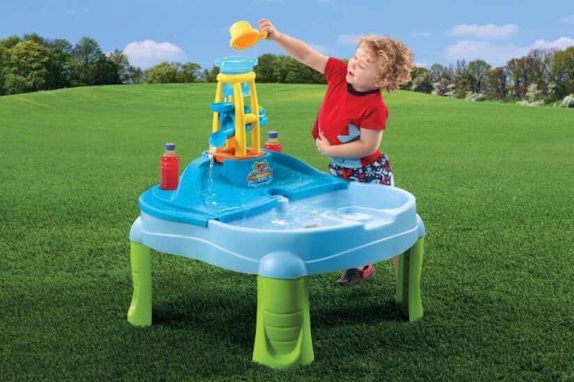 Kind spielt mit Wasserspielgerät