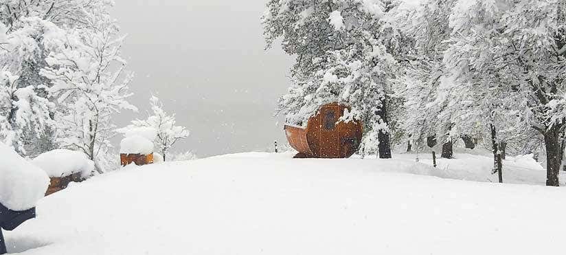 Saunafass in Winterlandschaft