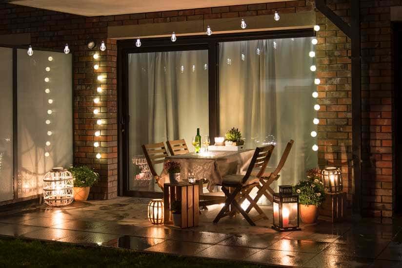 Beleuchtete Terrasse im Garten