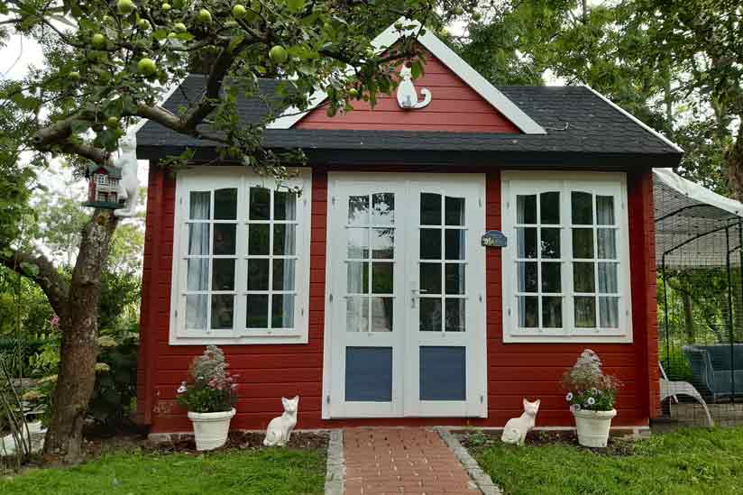 rotes Gartenhaus für Katzen