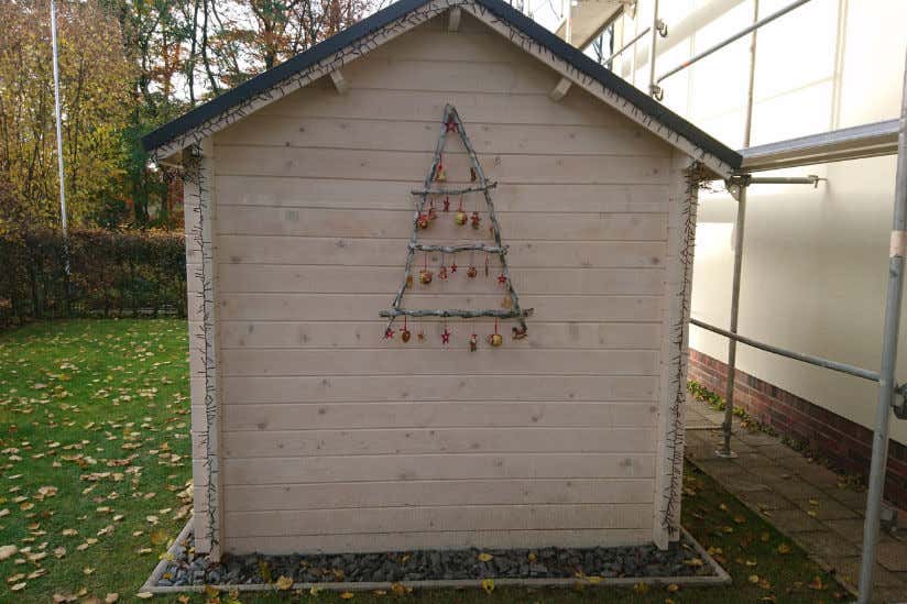 Gartenhaus Lena mit weihnachtlicher Dekoration