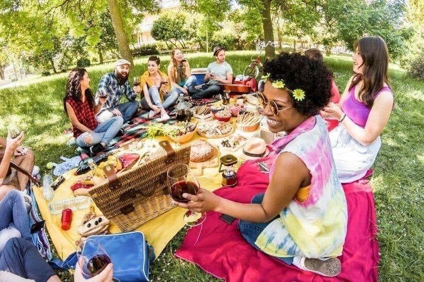 Freunde beim Picknick im Boho-Style
