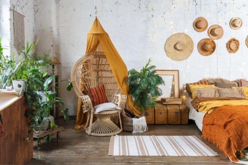 Wohnraum mit Sessel und Bett im Boho-Style