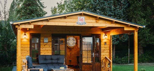 Ein außergewöhnliches Gartenhaus: Unser Modell Nyborg als uriger, britischer Pub