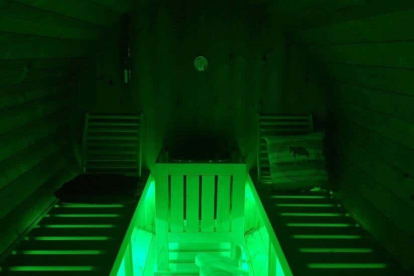 Innnenbereich mit LEDs grün ausgeleuchtet