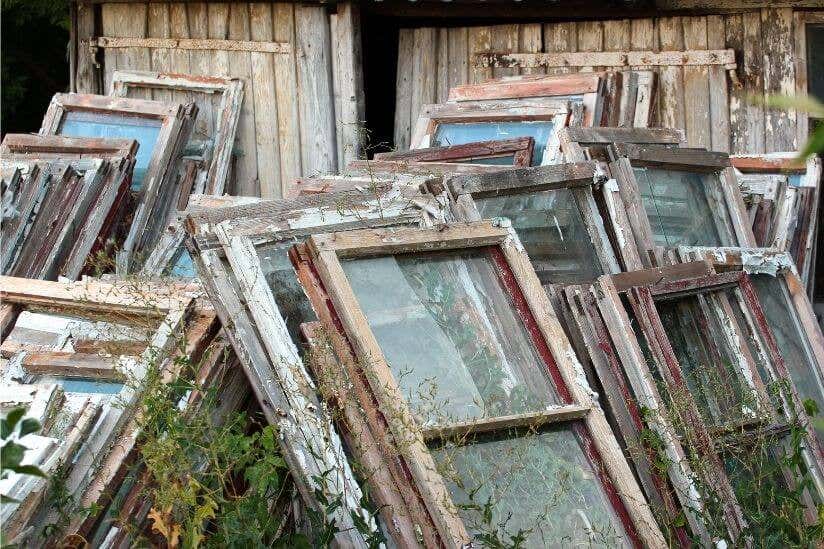 Viele alte Fenster zusammenstehend