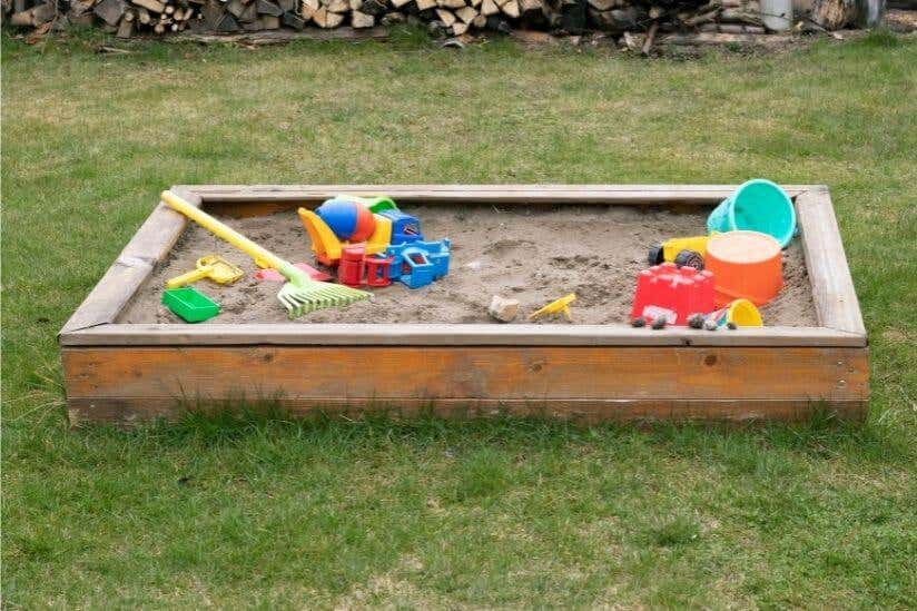 Sandkasten mit Spielzeug