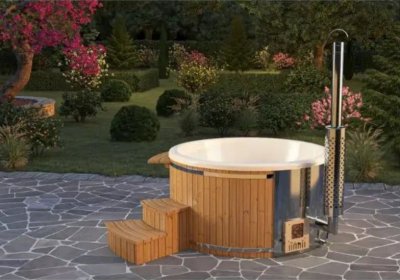 Hottub auf Steinen mit Stufen