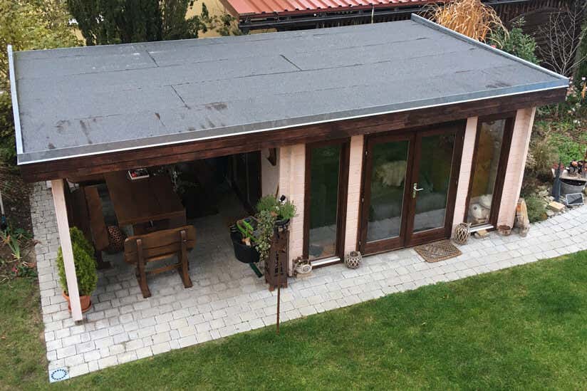 fertig gestelltes Dach Gartenhaus Corsica