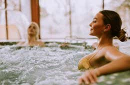 Frauen entspannen im Whirlpool