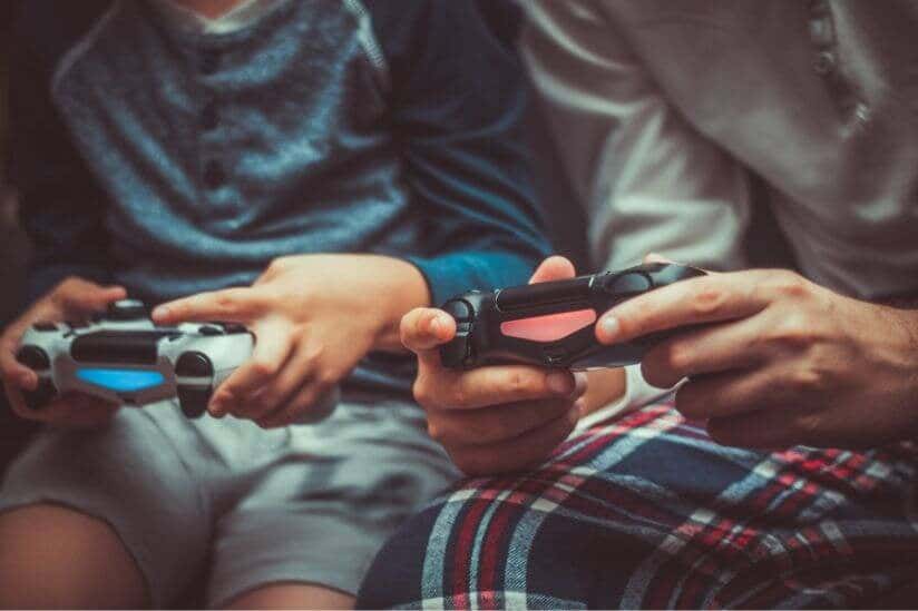 Zwei Personen spielen Videospiele im Gaming Gartenhaus