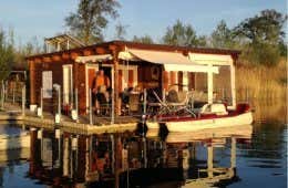Unser Gartenhaus Brava als Hausboot genießen mit Freunden