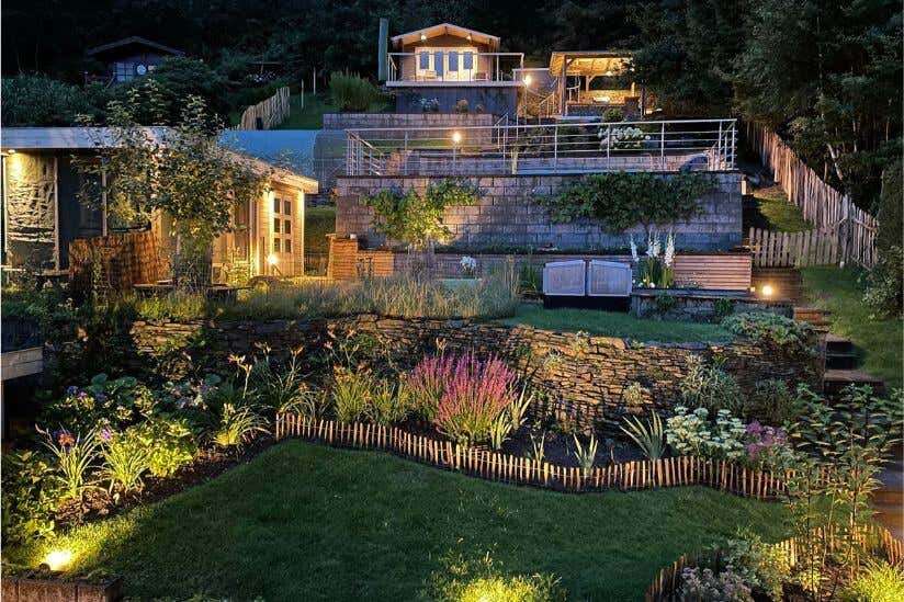 Gartenhaus Charlotte mit beleuchtetem Garten