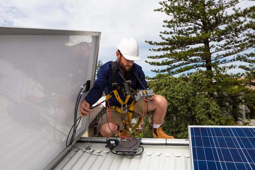 Mann testet Technik einer Solarzelle